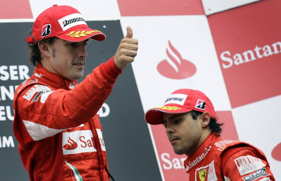 Germania 2010: Alonso si impone sul compagno Massa, scuro in volto per aver dovuto cedere il passo . Reuters